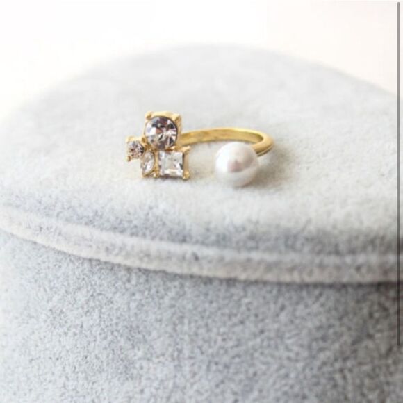 NWT Pearl And Rhinestone Open Gold Tone Ring - Picture 2 of 2